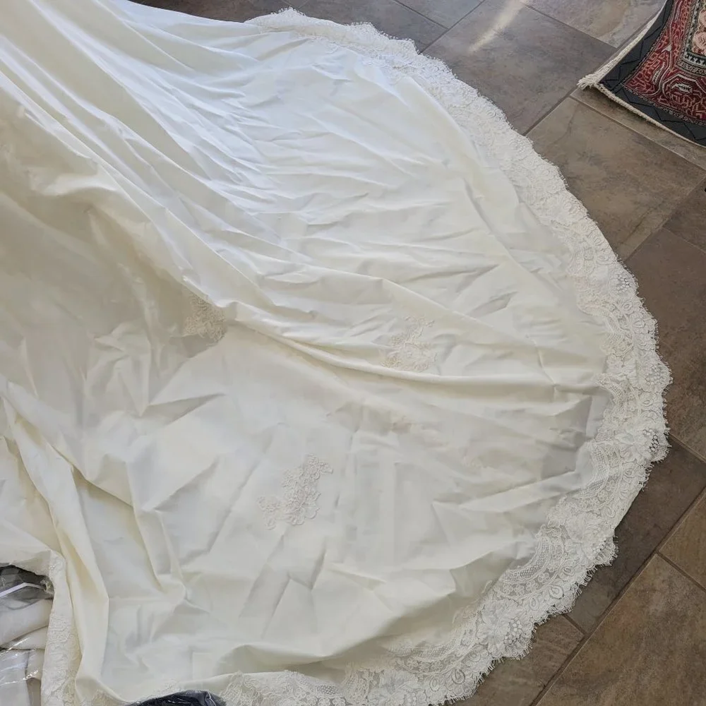 Fantastic Vintage Lace, Satin, Buttons, and puffy sleeves - Picture 13 of 16